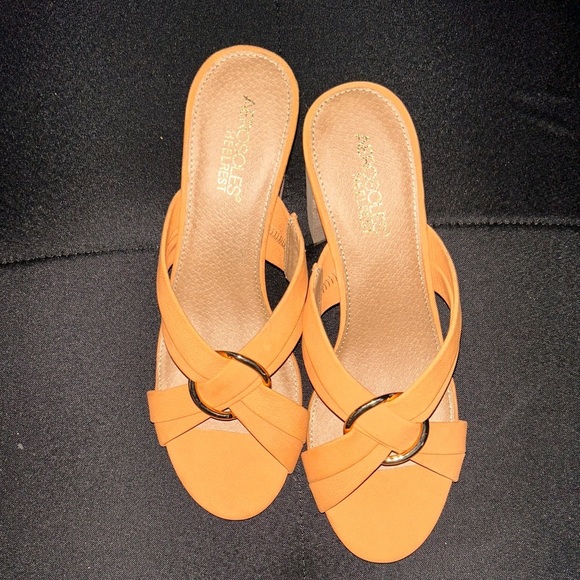 AEROSOLES Women's Vibrant Orange Wedges Size 9. Excellent condition. - Picture 2 of 4